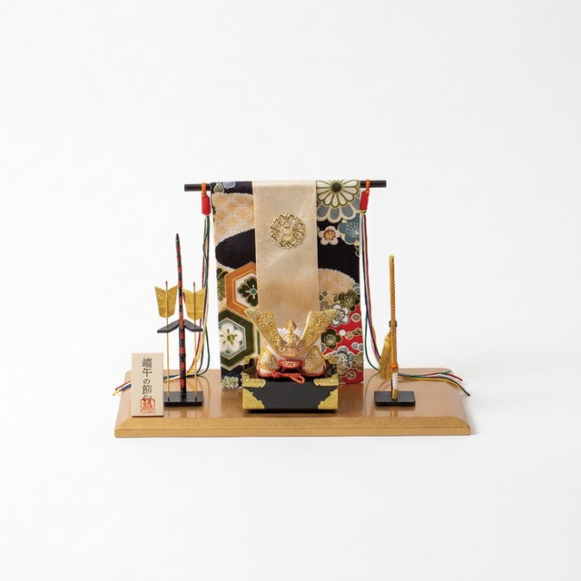 ミニチュアセット　2-381 金色兜飾り（弓太刀付き） gallery image 1