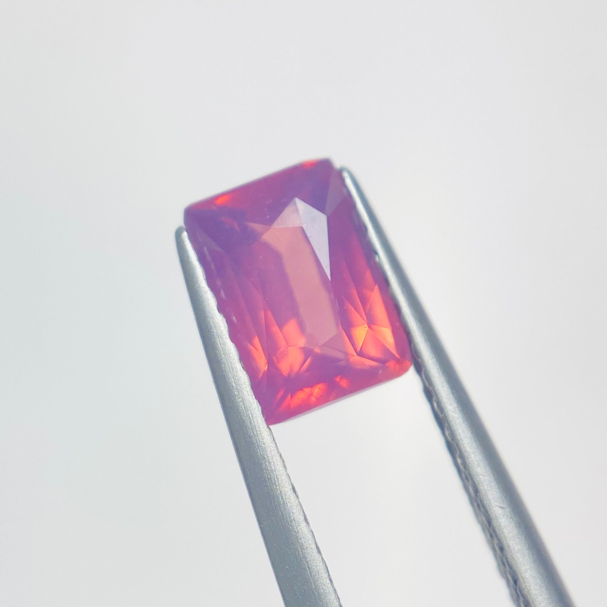 内なる光を楽しむ シルキーピンクスピネル