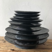 黒鉄のお皿 底台付 L 直径20cm