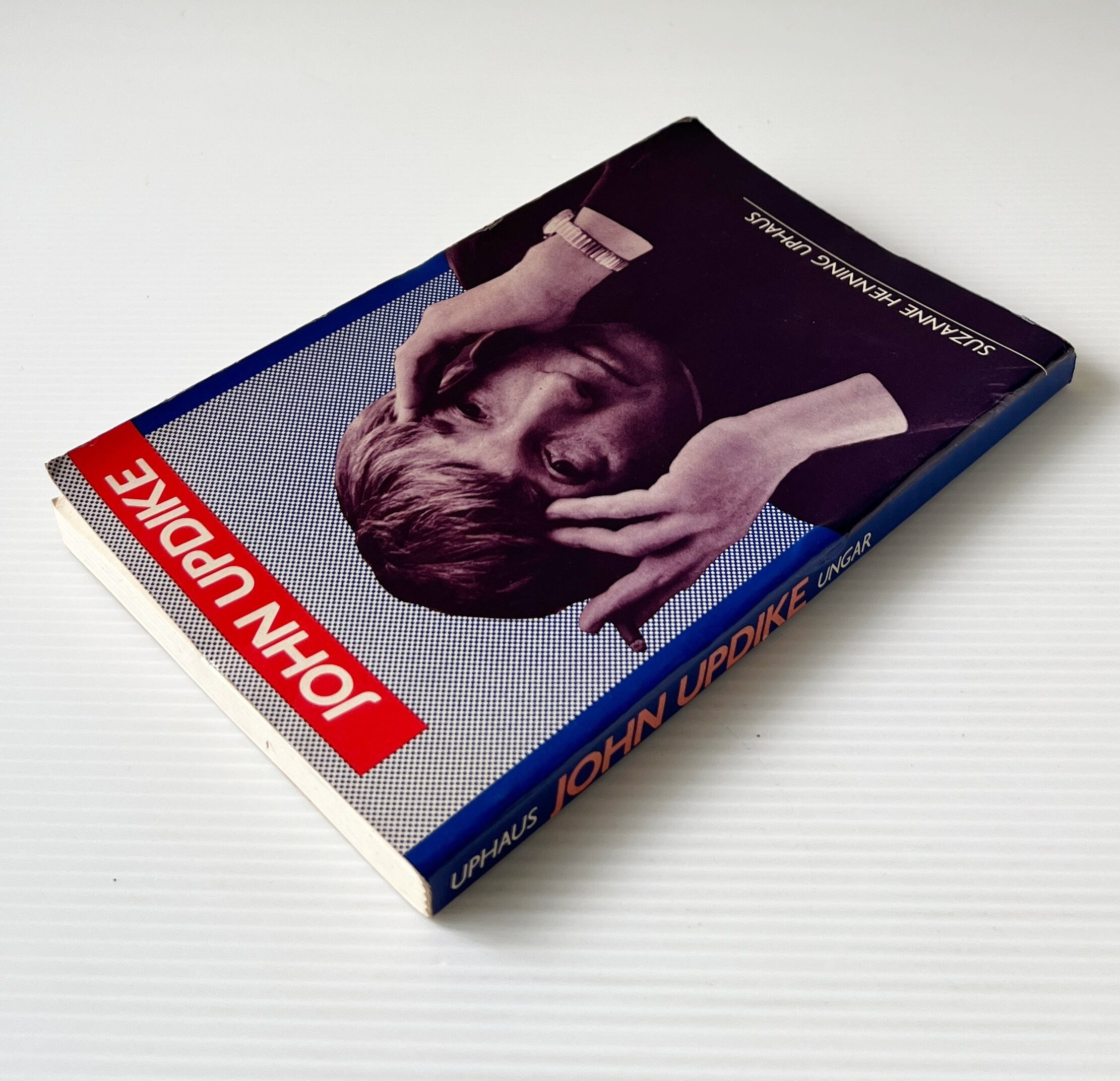 John Updike <Modern Literature Monographs> / Suzanne Henning Uphaus / Frederick Ungar Publishing Co.