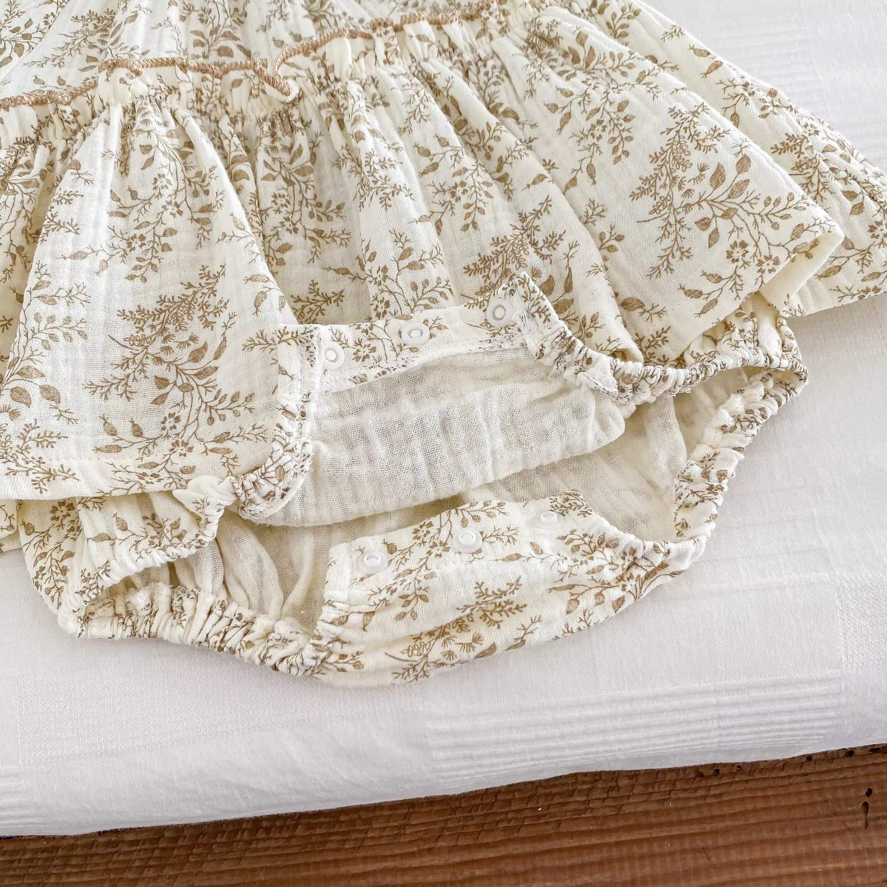 ベージュリーフガーゼロンパース