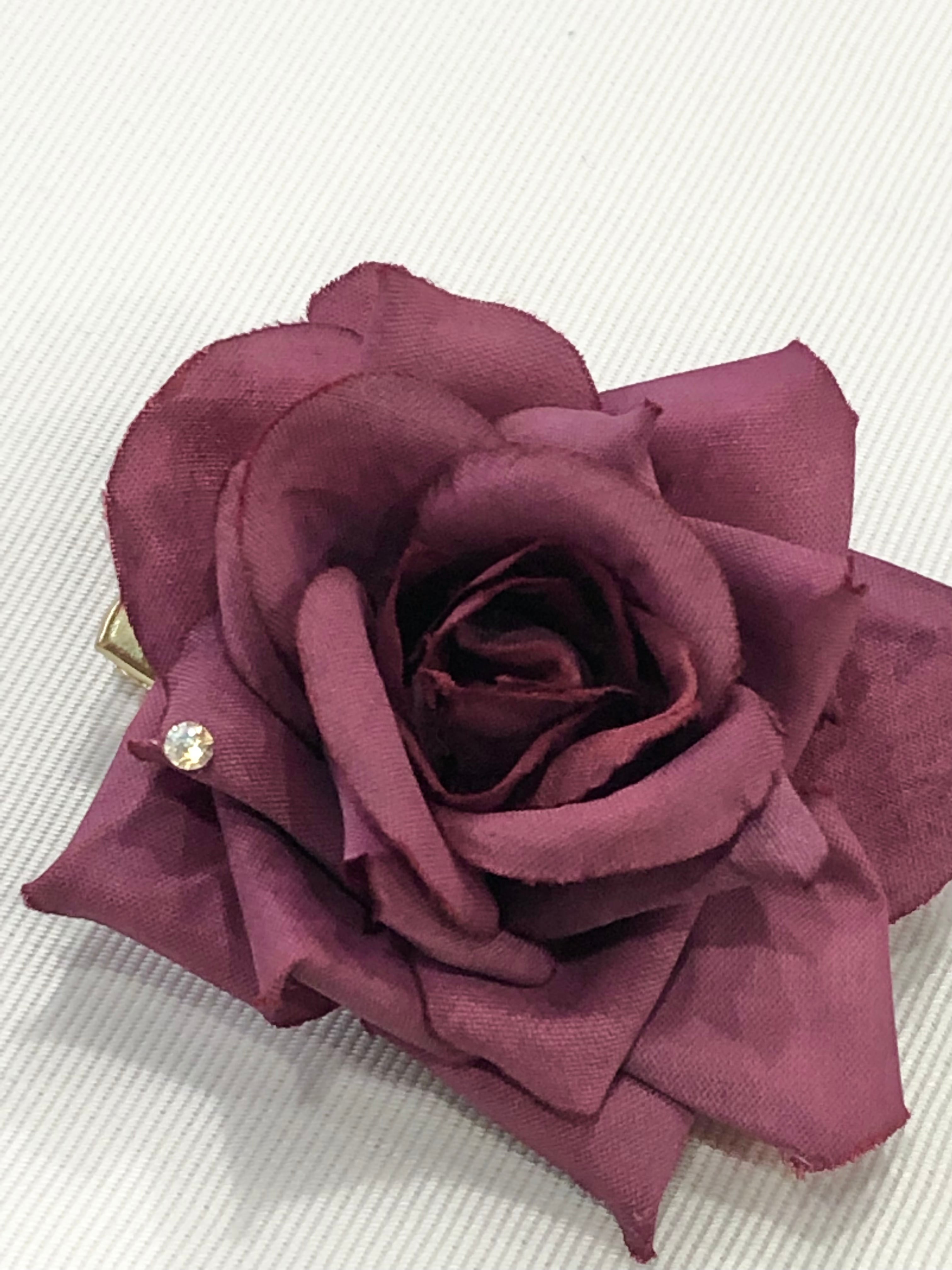 ローズコサージュ 季節感溢れるリボンローズコサージュは普段使いから卒入学式にも