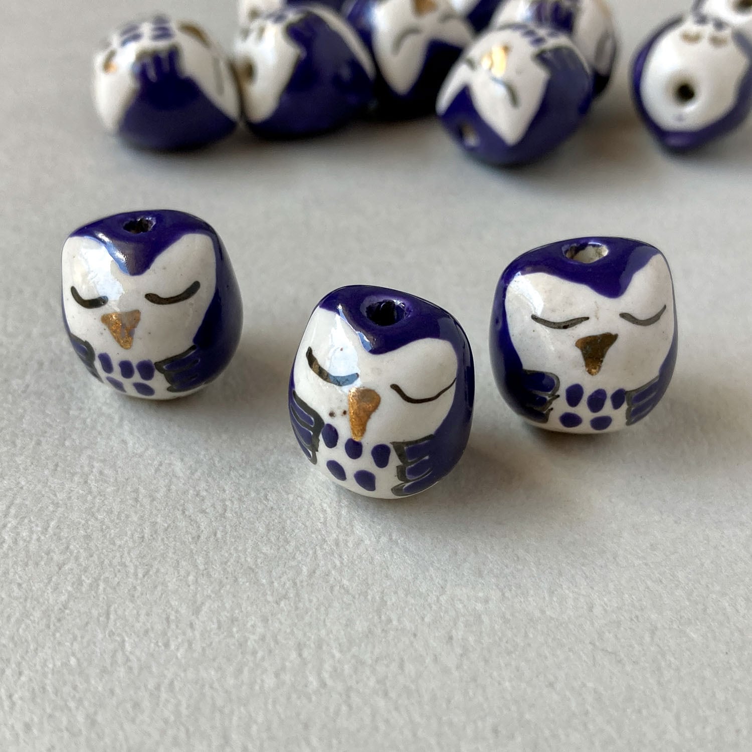 おやすみフクロウの陶器ビーズ（10mm） | Dua-アクセサリーパーツショップ