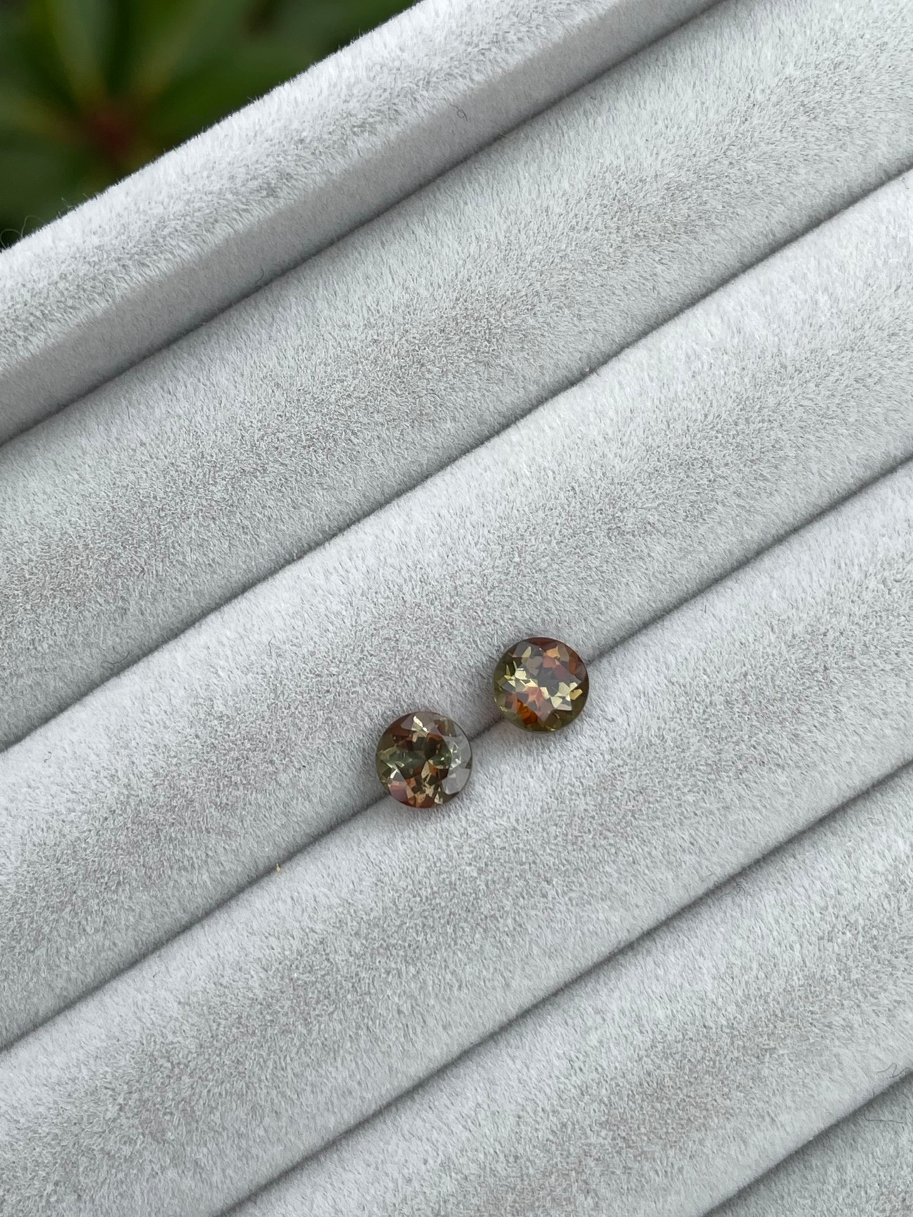 アンダリュサイト ラウンド5.2mm, 0.6ct, 産地不明