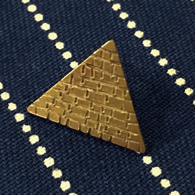 Sae+Sumi Koru／ピラミッド 真鍮ピンバッジ