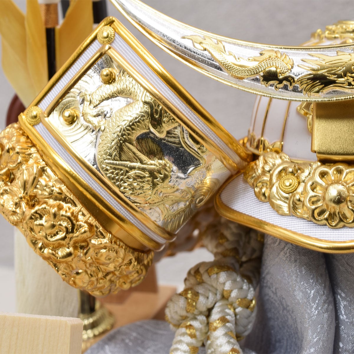 兜飾り【伊達龍】バニラ塗アクリルケース入り｜おしゃれ｜モダン