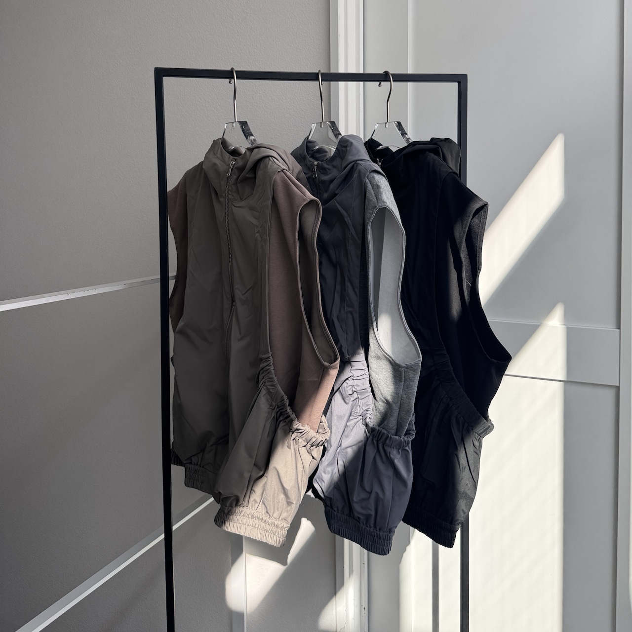 【受注予約:3月上旬入荷予定】異素材ドッキングフーディーvest/ブラック