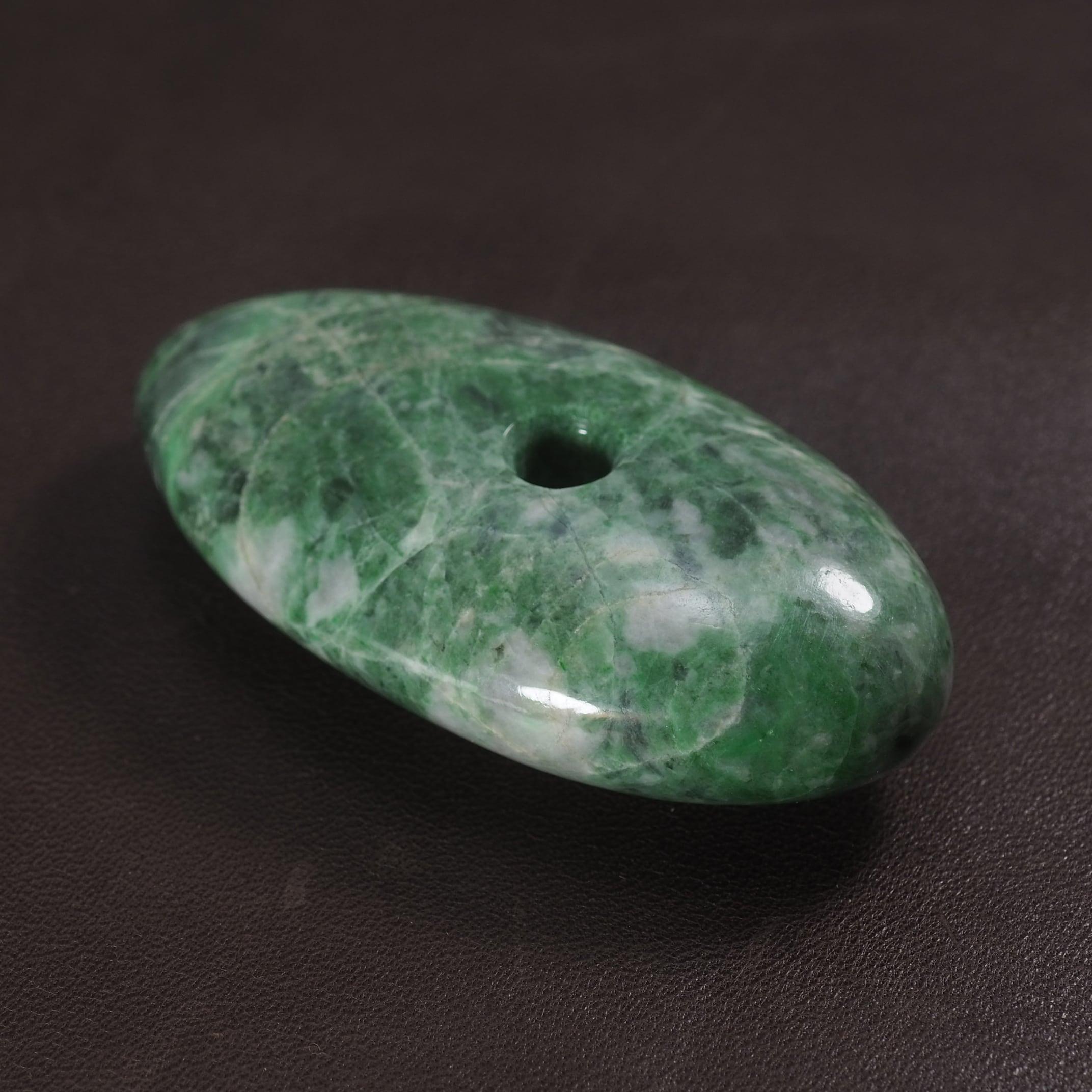 糸魚川翡翠 大珠 鮮緑圧砕翡翠 74mm vivid-green crushed jade Taishu