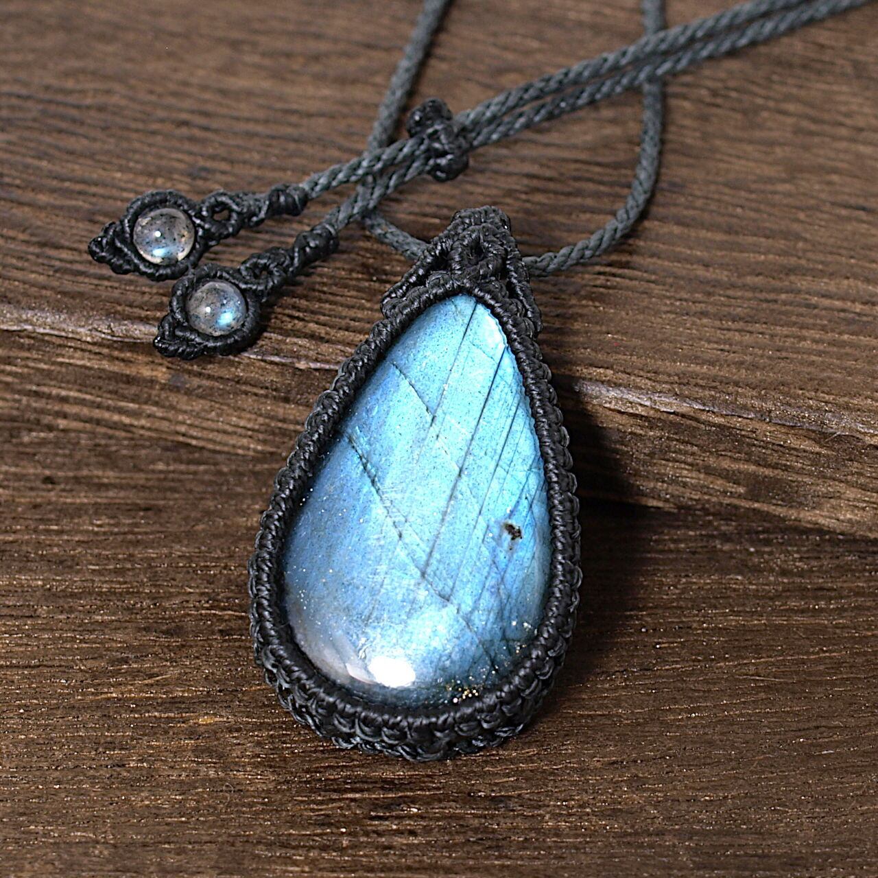 【一点物】ラブラドライトの大きなルースを包んだマクラメネックレスNo.7