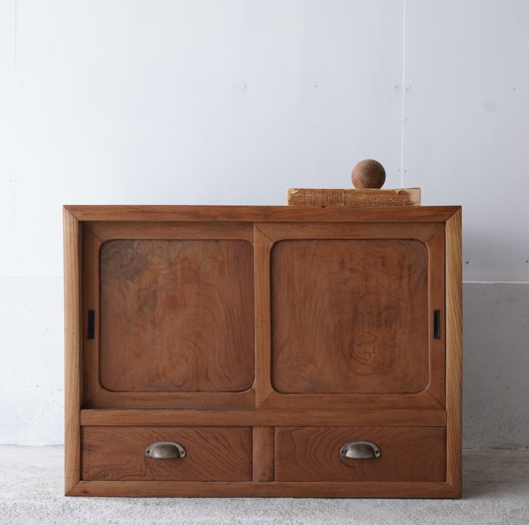 古い引き戸の木製棚