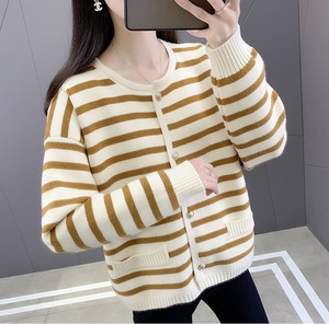 ボーダー柄 パール ボタン ラウンドネック ニット カーディガン トップス ミディアム丈 袖あり 長袖 ドロップショルダー 襟なし ポケット 前開き かわいい 大人可愛い きれいめ カジュアル 大人 おしゃれ お洒落 大人女子 ガーリー ルーズ 柄 シマ 春 秋 10代 20代 レディース 通勤 学生 通学 デート お出かけ 女子会 休日 旅行 着回し 普段使い 重ね着 韓国 韓国系 オルチャン 暖かい ゆったり ゆる サイズ S M L XL 色展開 黒 ブラック 緑 グリーン ジンジャーイエロー