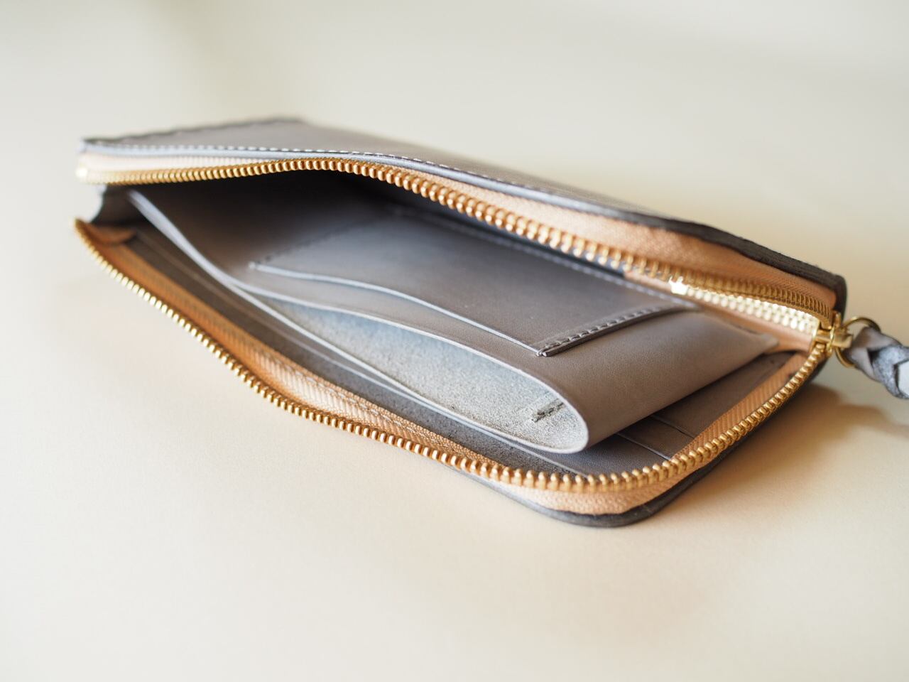 L字ファスナーの長財布 / グレー | 皮美輝や