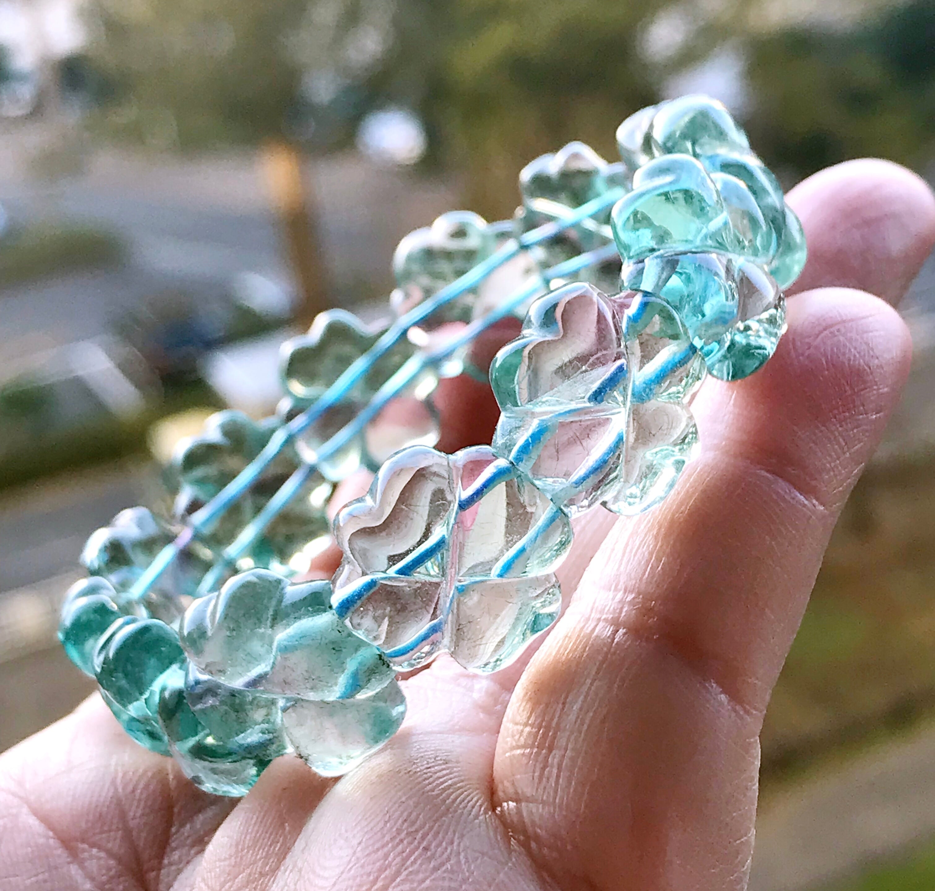 フローライト四葉クローバー彫り ブレスレット 四つ葉のクローバー フローライト ブレスレット バング 春 ラッキー