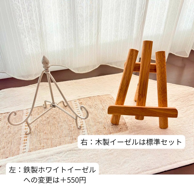 【イーゼル付き／名入れ】恋するリース／フォトキャンバス【花色：白 × グリーン】文字色12色から選べる