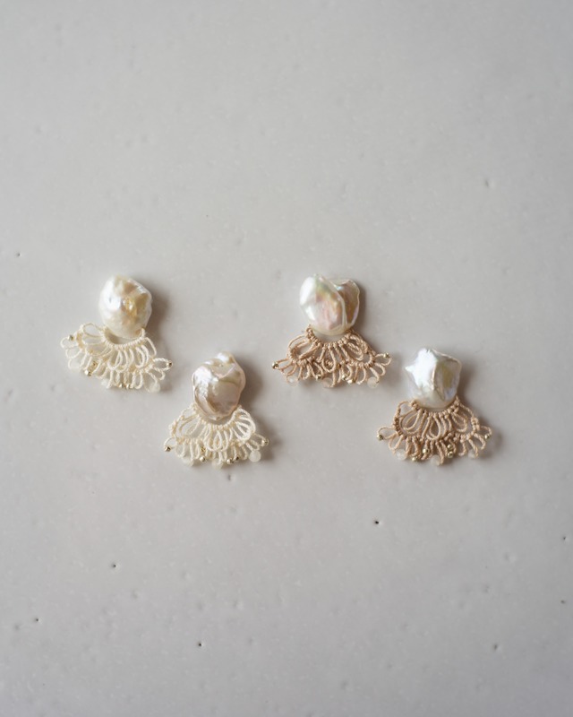 “海月” White Pearl 耳飾り（ecru、beige）