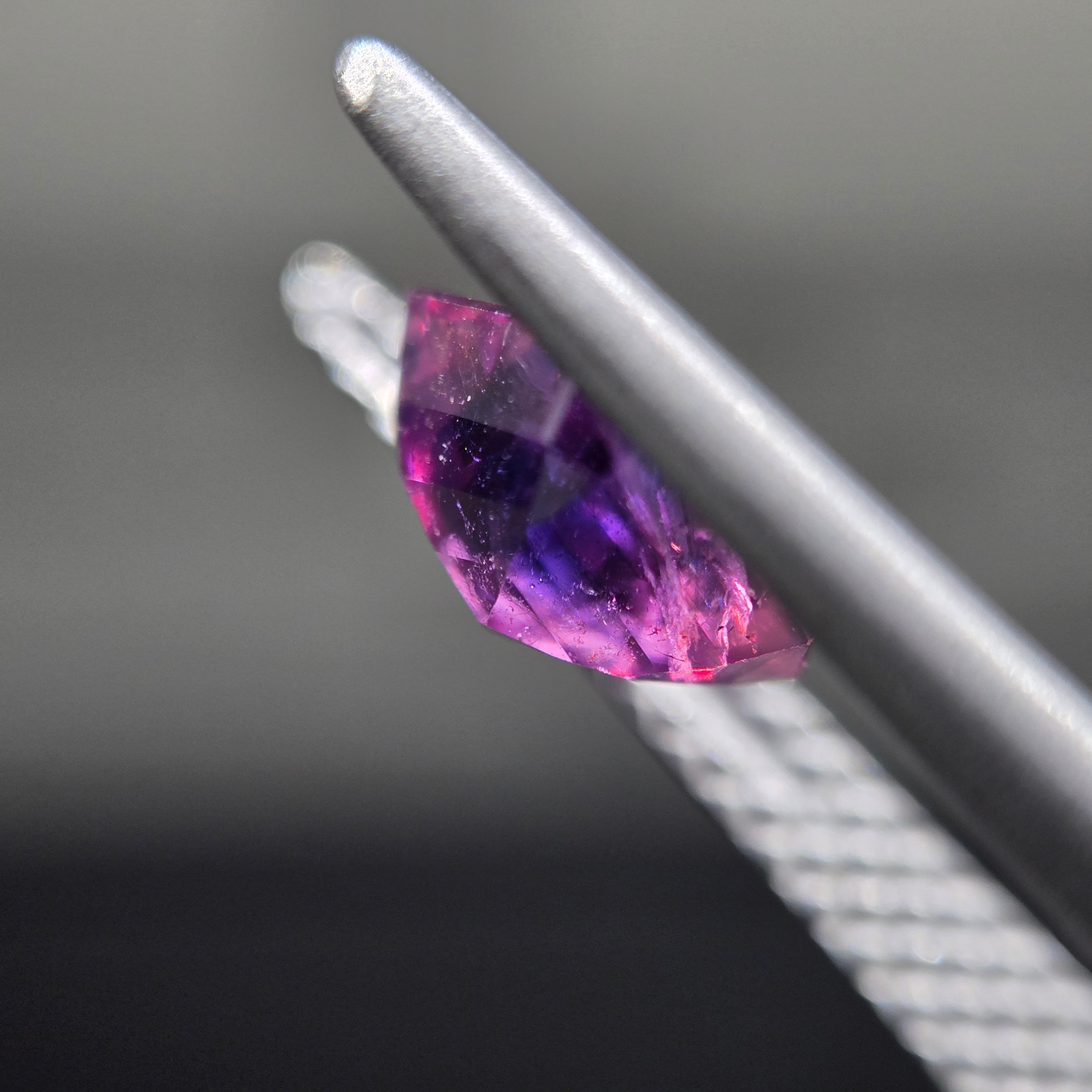 天然コランダム バイカラー・サファイア 1.035ct 5.56×5.51×3.42