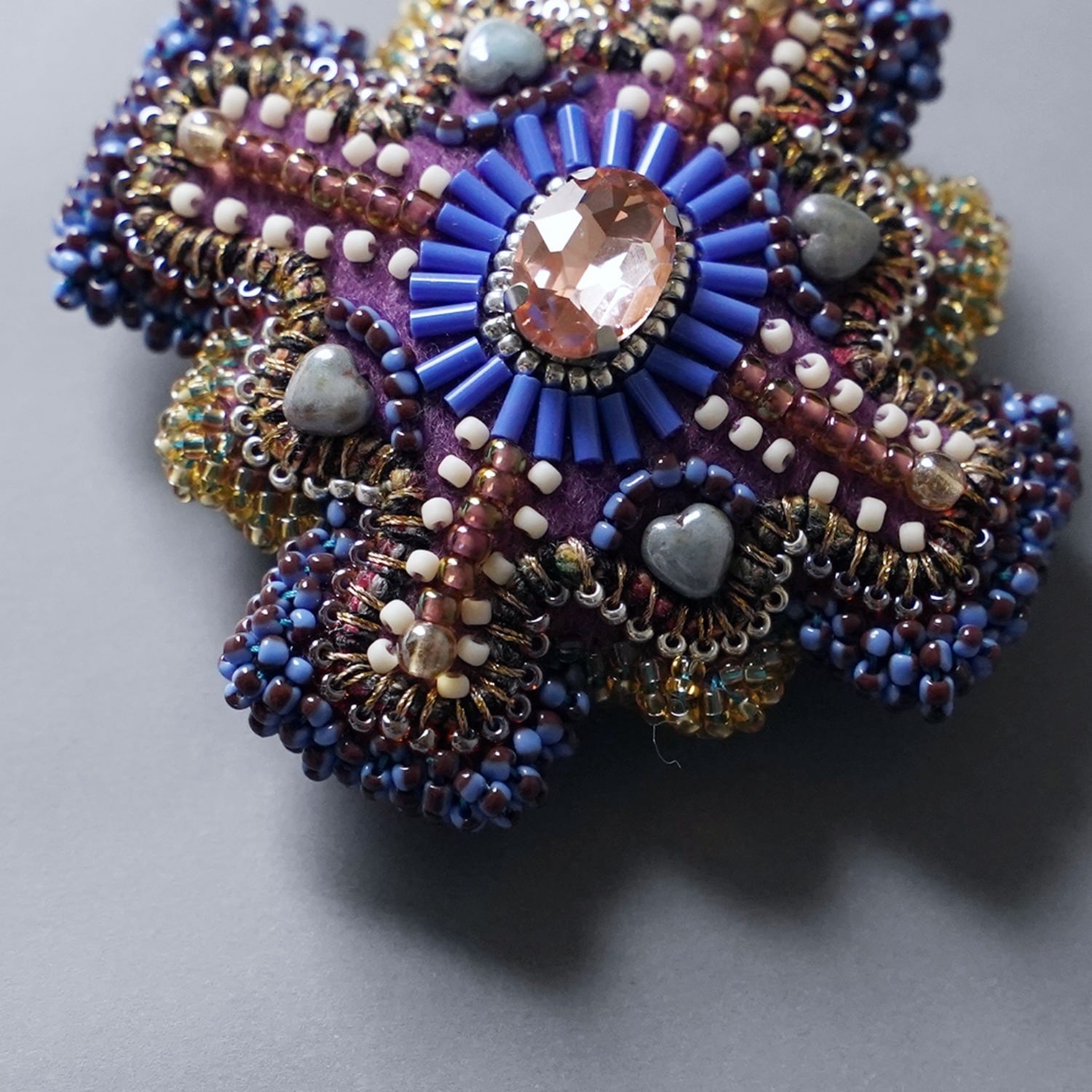 パチ子（プロフ必読）様　袋帯 滅紫色　葡萄　ビーズ　刺繍　ポイント柄　美品 変形クロスのブローチ 8 ビーズ刺繍 一点もの カラフル パープル