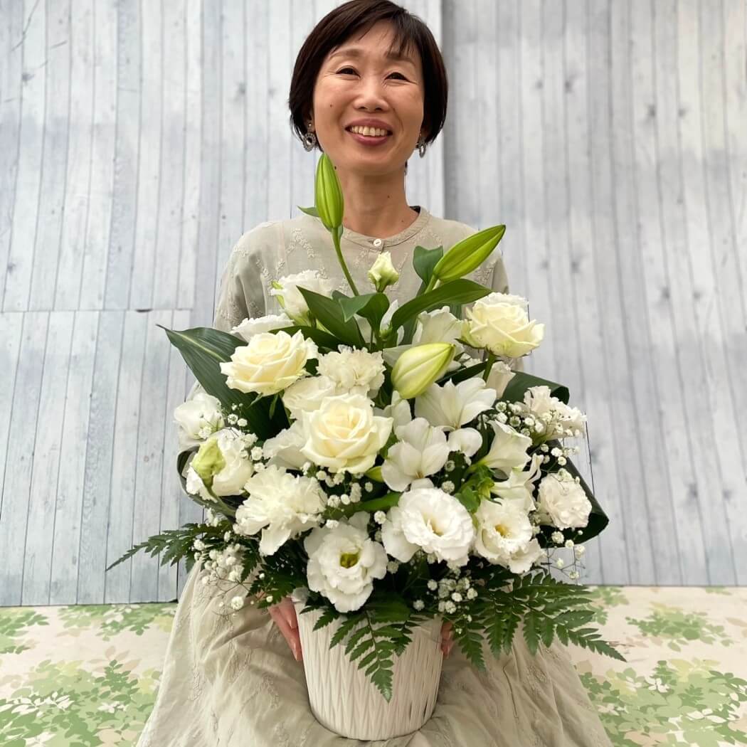 白バラでおしゃれに魅せるお供えアレンジ【アレンジ095】 | 花you