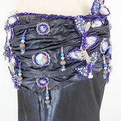 ベリーダンス オリエンタル 衣装 上下セット グリーン系 光沢 ラインストーン ビーズ ストレッチ 伸縮 高級感 スリット 華やか 装飾 豪華 煌びやか ストーン ダンス衣装 アーム 腕飾り トップス スカート ステージ 舞台 ゴージャス パープル系 ブルー系