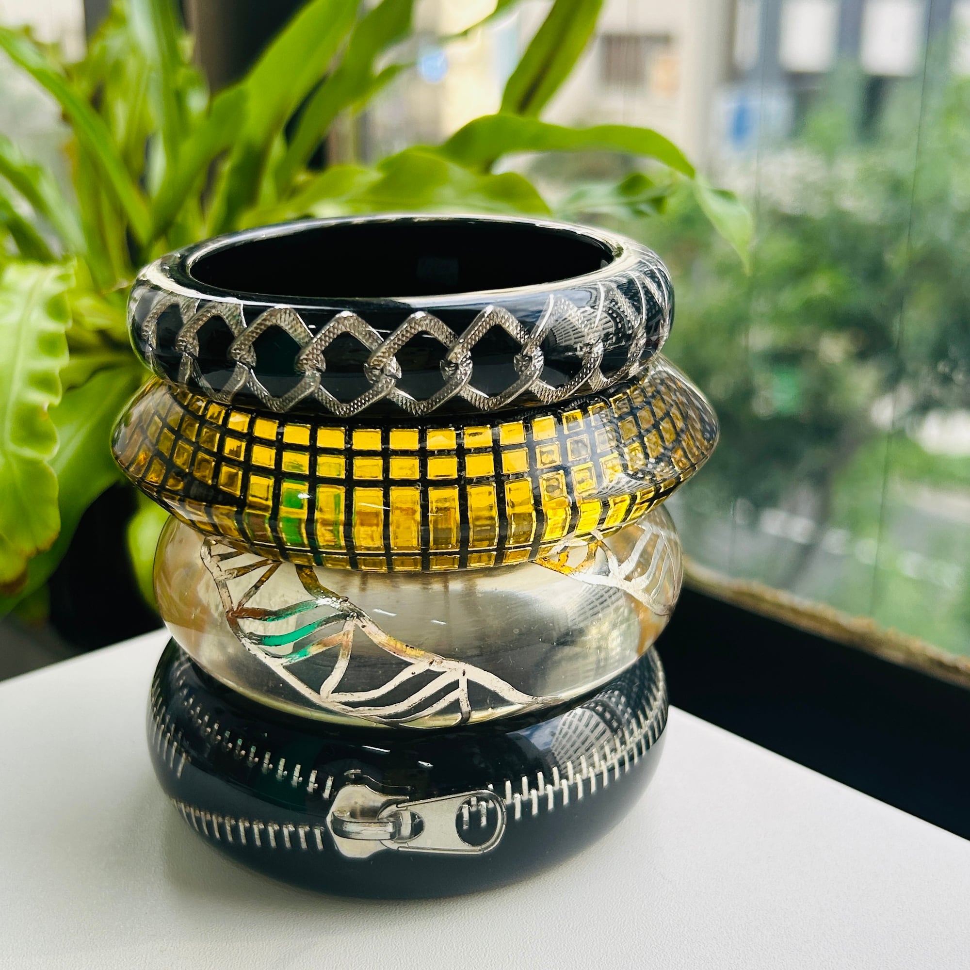 Lucite ゴールドタイルバングル | Milo Antiques & Vintage