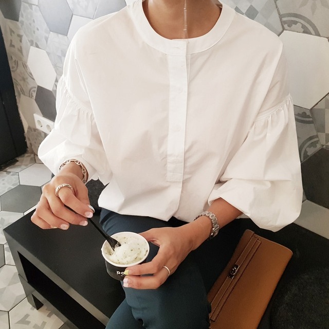 ボリューム袖シャツ レディース 送料無料 ボリュームスリーブブラウス  トップス シャツ ブラウス ナチュラルボリューム袖ブラウス タックボリュームスリーブブラウス  白シャツ 白トップス パフスリーブ バルーンスリーブ クルーネック 大人可愛い きれいめ 上品 レトロ 大人女子 こなれ感 ガーリー ルーズ エレガント 抜け感 ゆったり 白 ホワイト 黒 ブラック 二の腕カバー モテ 高見え 格上げ インスタ映え 春夏 かわいい おしゃれ デイリー お出かけ デート オフィス 通勤 通学 トレンド