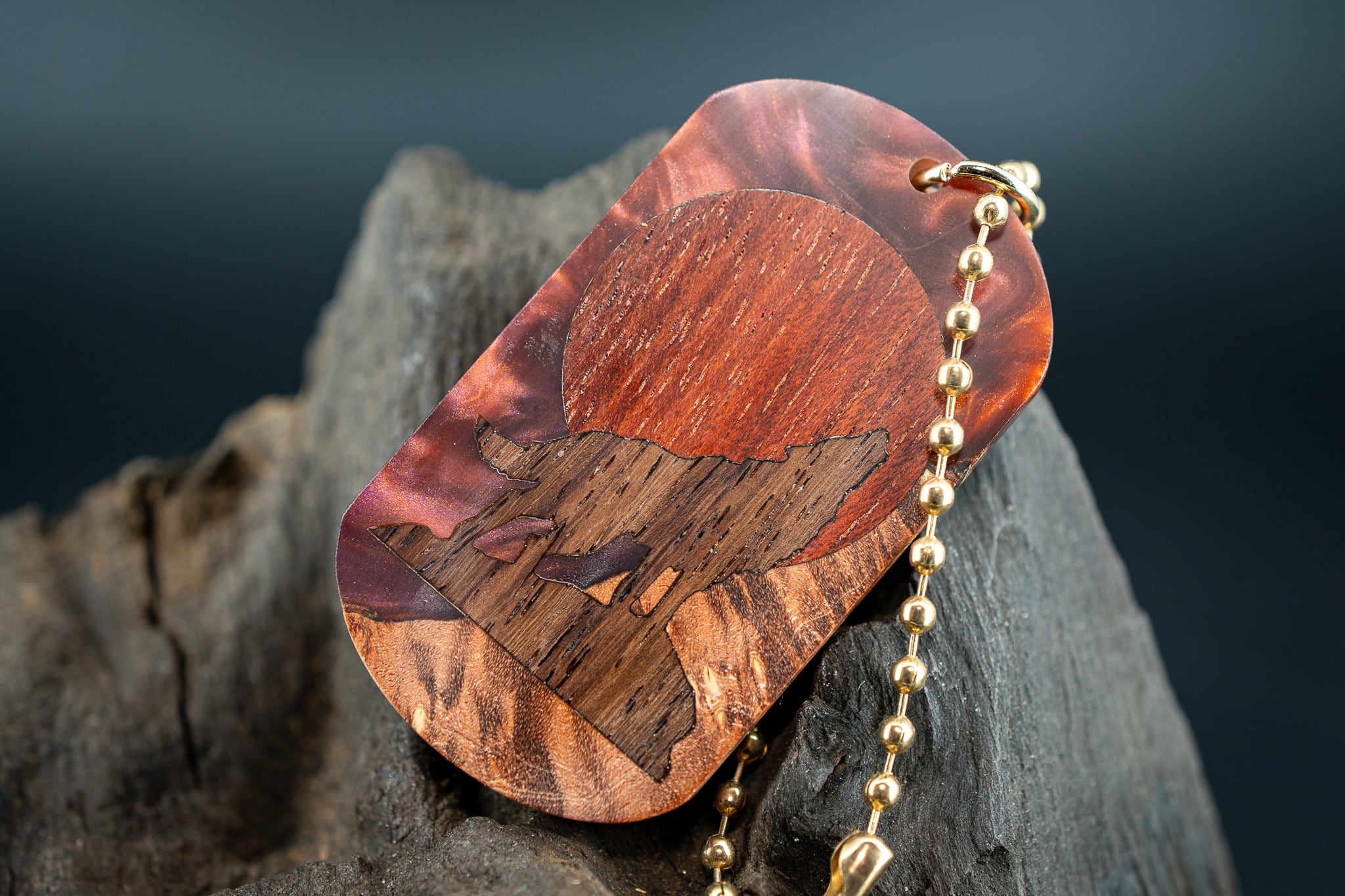 【創造性と透明美】 レジン×ウッド ドッグタグ 象嵌 月と狼