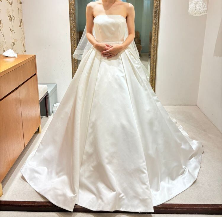 ウェディングドレス オフホワイト ベアトップ Aライン ブライダル 光沢  
