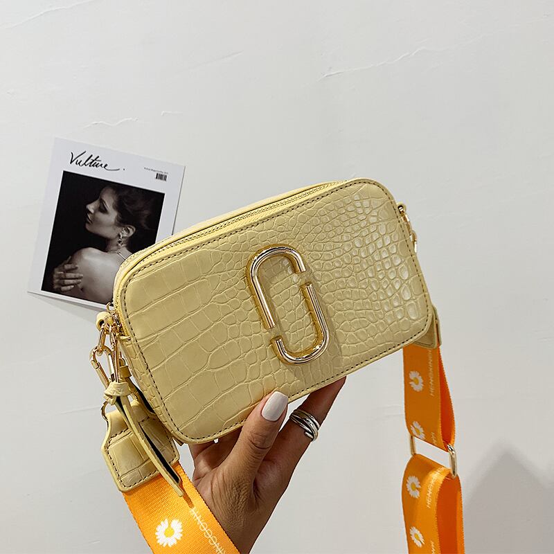 小さなバッグ女性バッグ2020夏の新しい波インワイルドブロードバンドショルダーメッセンジャーバッグネット赤ファッションカメラバッグ Tiancai_Wing_Bag6177169