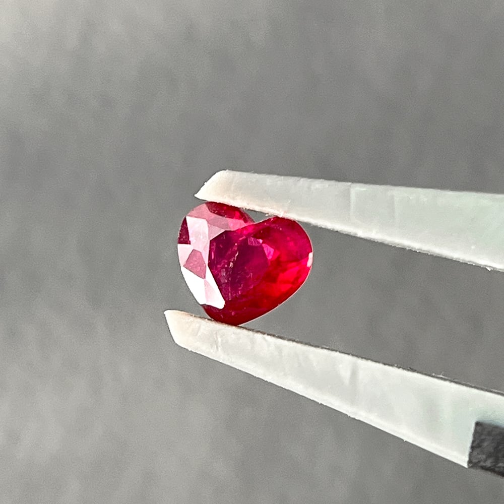 グリーンランド産ルビー 0.34ct ハートシェイプ ディープレッド ...