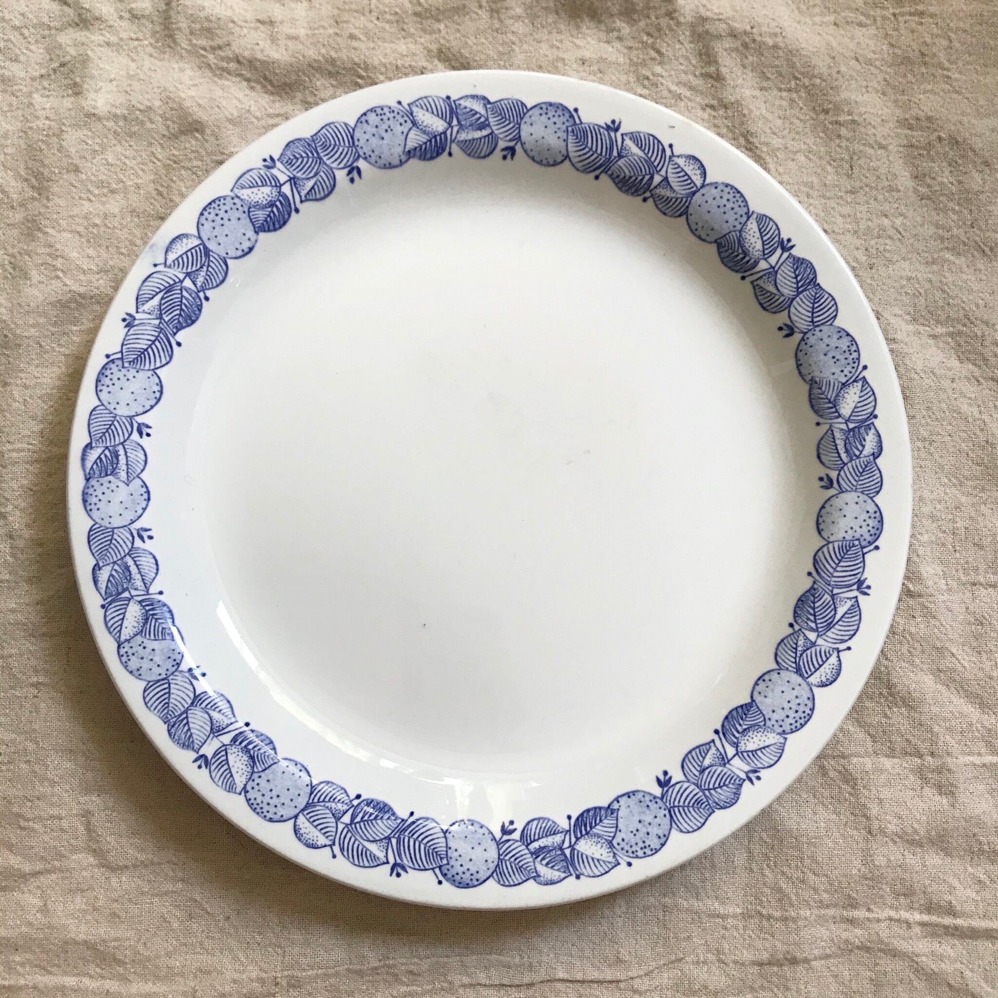 青い葉と実のプレート