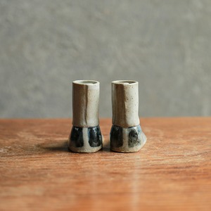 ちょこんとかわいらしい、陶器の靴