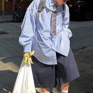 ピンストライプ落書きエンブレムライトブルーシャツ　1118