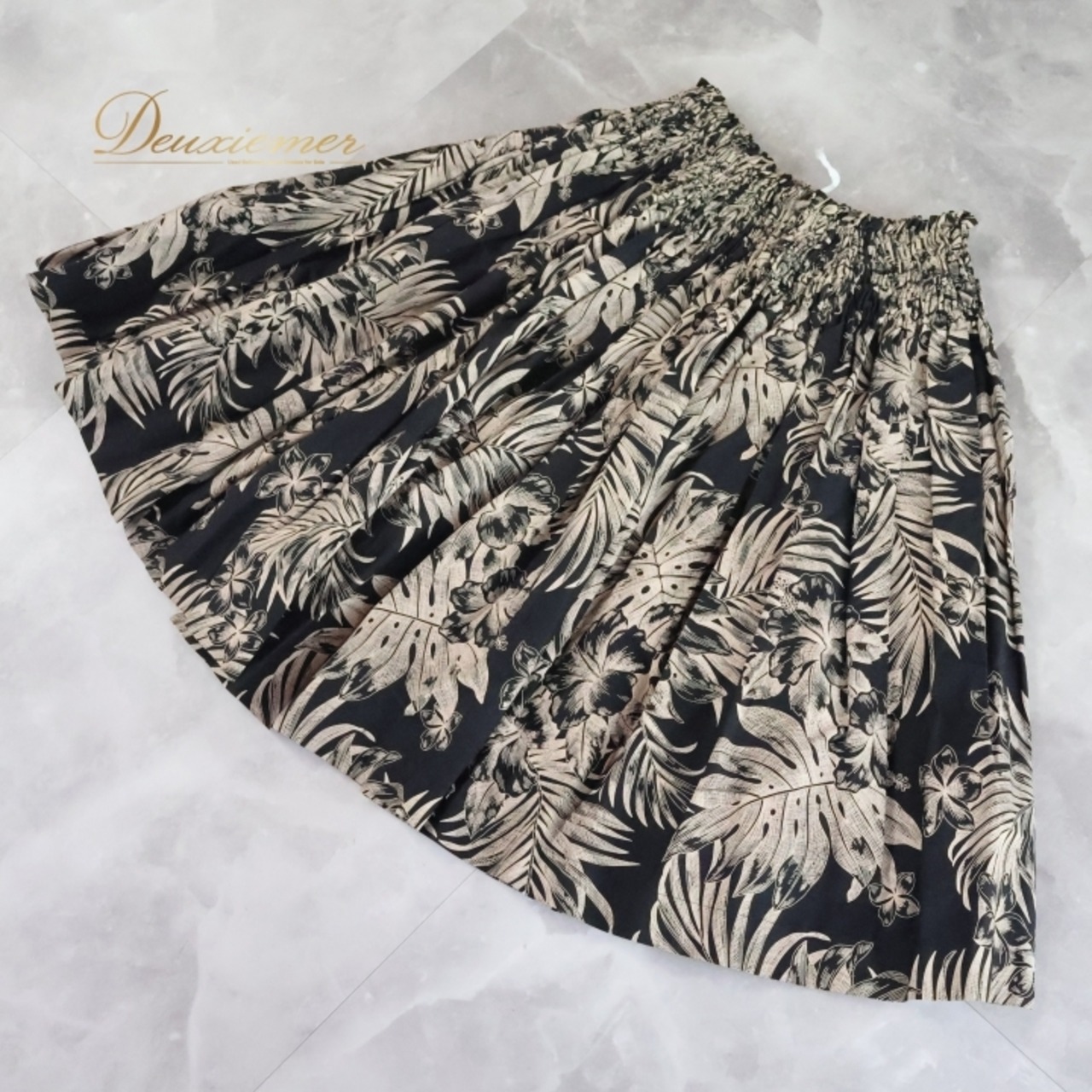 フラダンス 衣装 パウスカート ブラック系 ハイビスカス柄 モンステラ柄 プルメリア柄 ハワイアンプリント アロハ フラ ダンス レッスン 練習 ベージュ系 黒 大人っぽい 華やか 上品 シングル フレア スカート かわいい おしゃれ ブラック ベージュ ハワイ アロハシャツ エスニック リゾート おしゃれ着 ボトムス カジュアル スカートスタイル トロピカル コーディネート フレアスカート プリントスカート 軽やか センス フェミニン