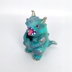 【monyura】立体作品「ベロミちゃん リボン付き (ブルー)」