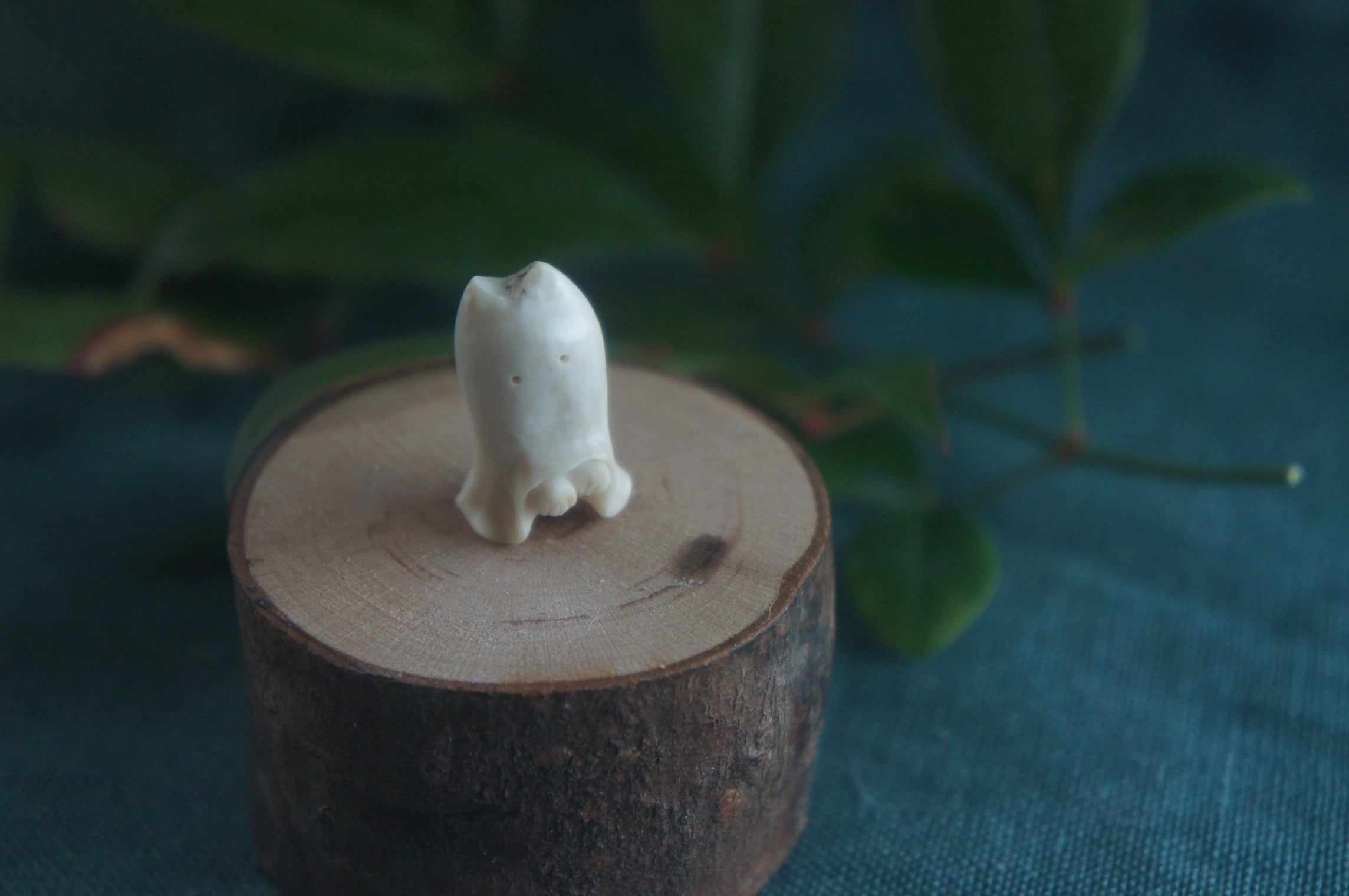 鹿角彫刻「兎角亀毛」猫にのっとられたおばけ【5】 | deer bone 