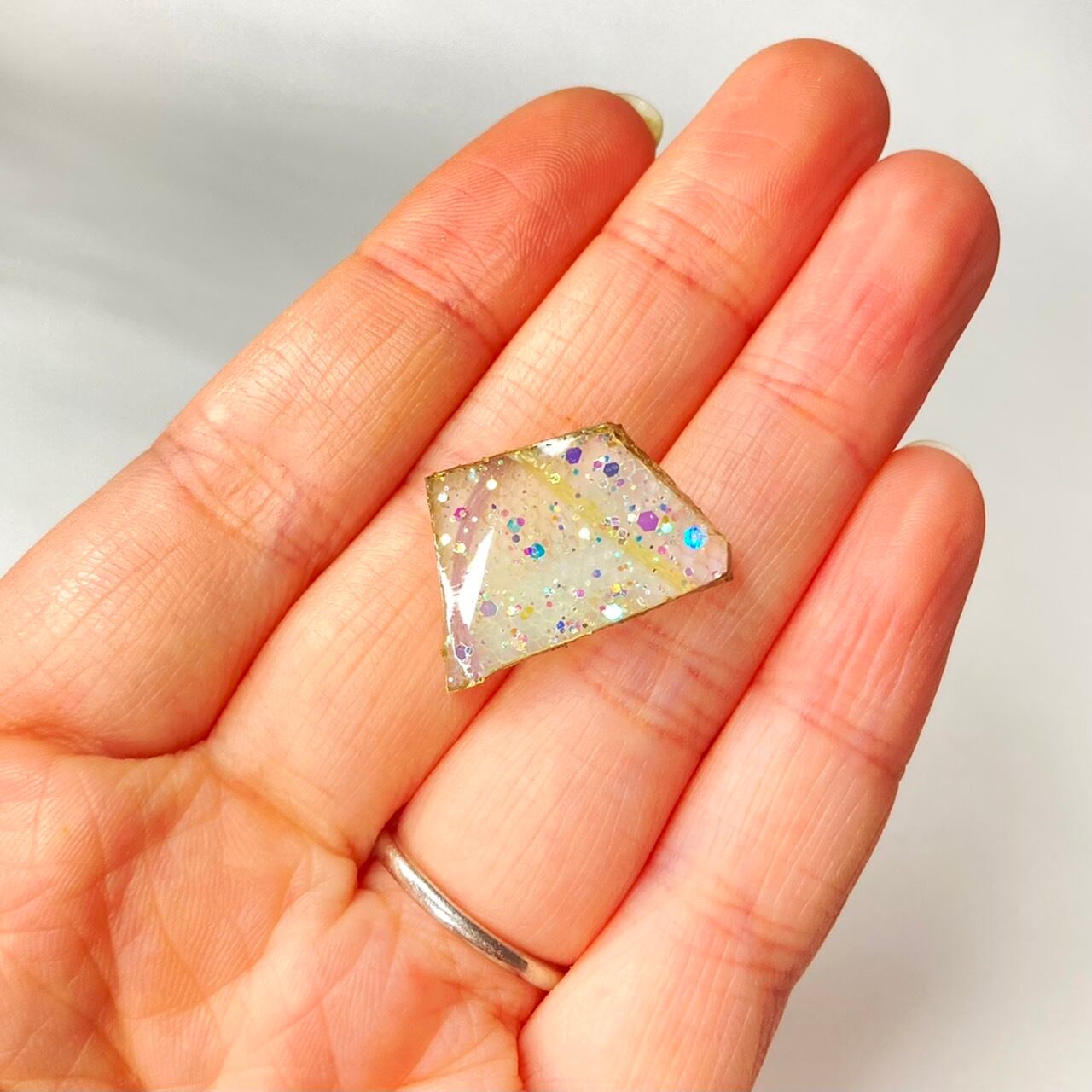 ピアス or イヤリング 】 ゆめかわ 欠片 小ぶり 天然石 風 鉱石 風 