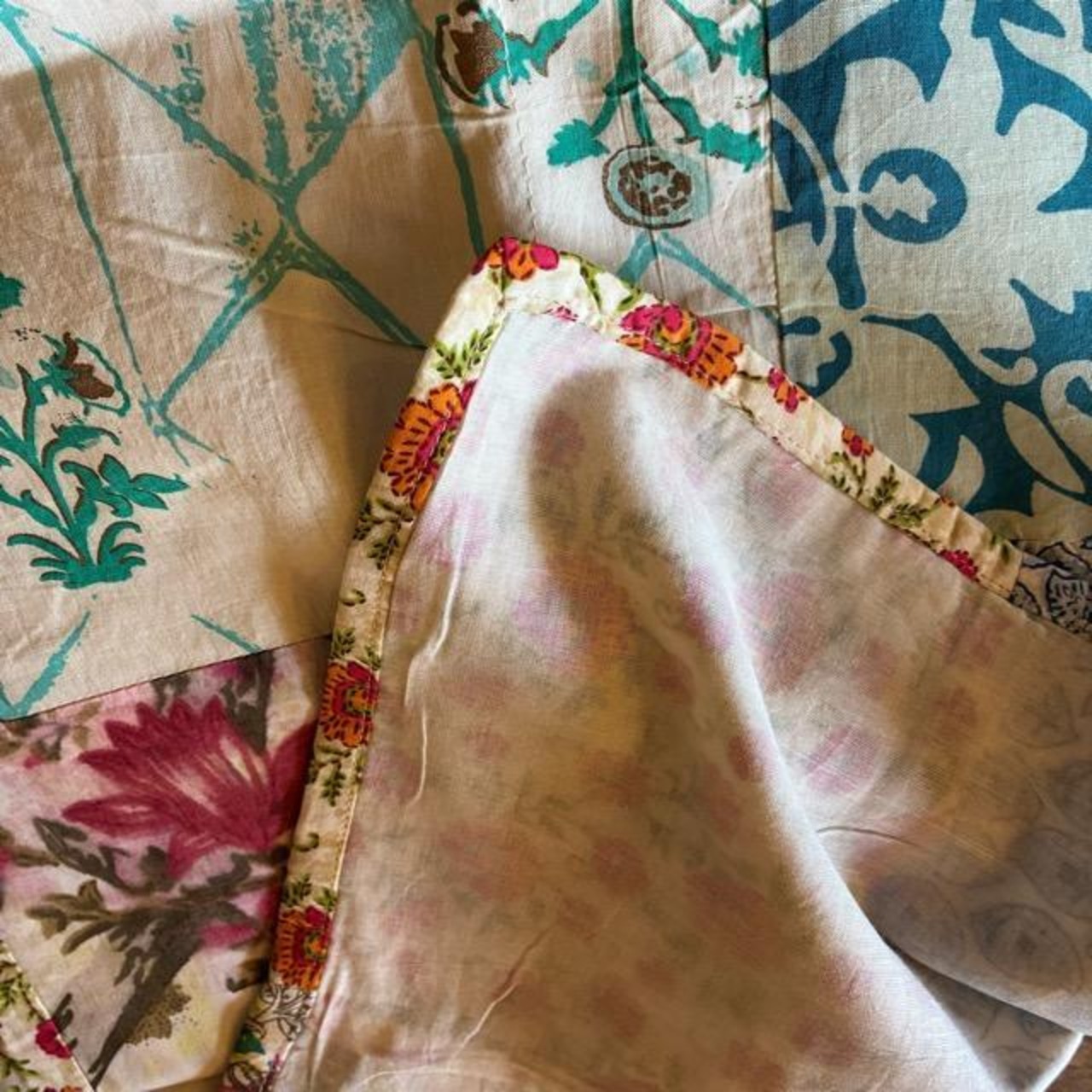 India Print Patchwork Multi-Cloth 110cm×110cm White　インド　プリントパッチワークマルチクロス　ホワイト　アソート　ボタニカル　マルチカバー　