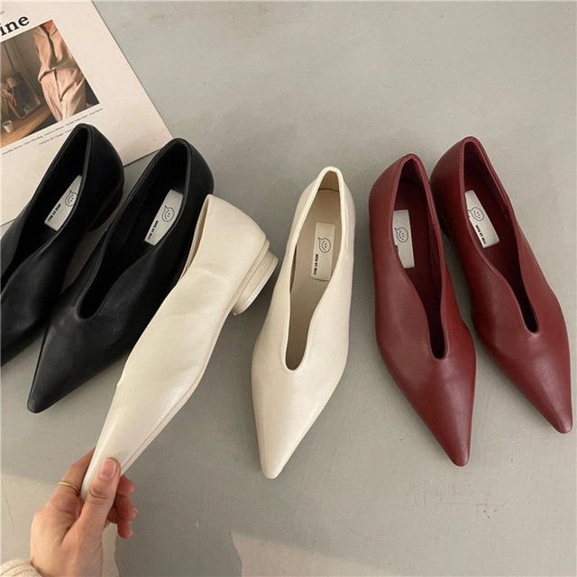 V-cut minimal pointed toe flats A00116