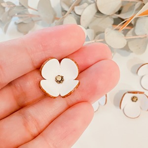 再入荷【アウトレット】３Dレザーフラワー クローバーM (ピン付タイプ)5個入(ホワイト)