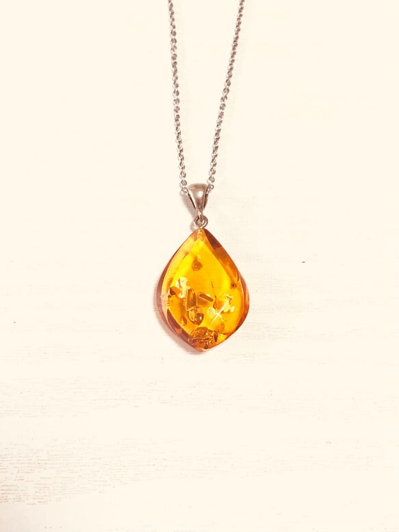 海と大地の宝石！バルティックアンバーのネックレス | 虹色の星