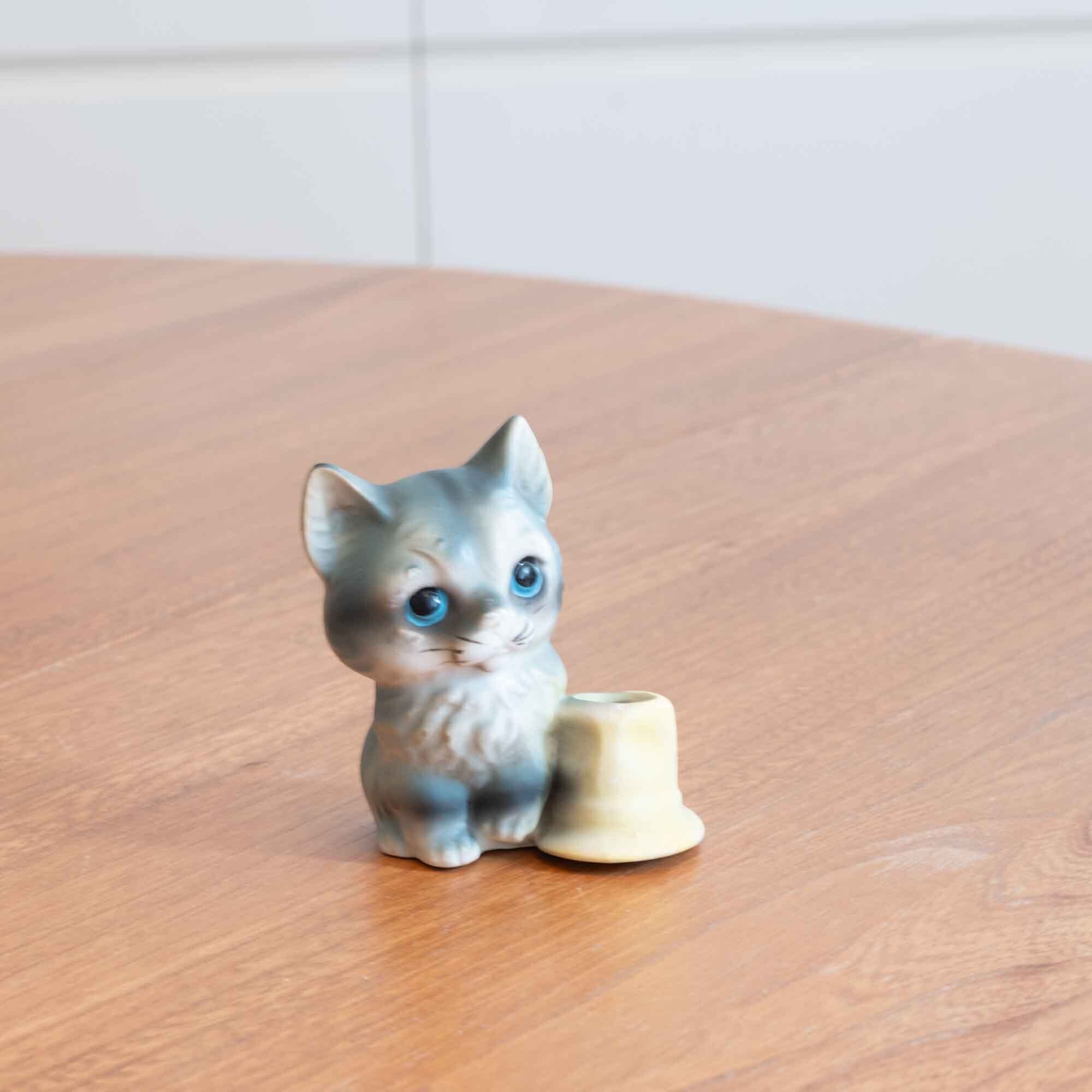 国名や時代は不明　かわいい猫のペン立て　イエローハットがペン立てになっています。
