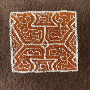 刺繍布コースターサイズ１ シピボ族の泥染め刺繍　先住民族の工芸　インテリア雑貨　額装