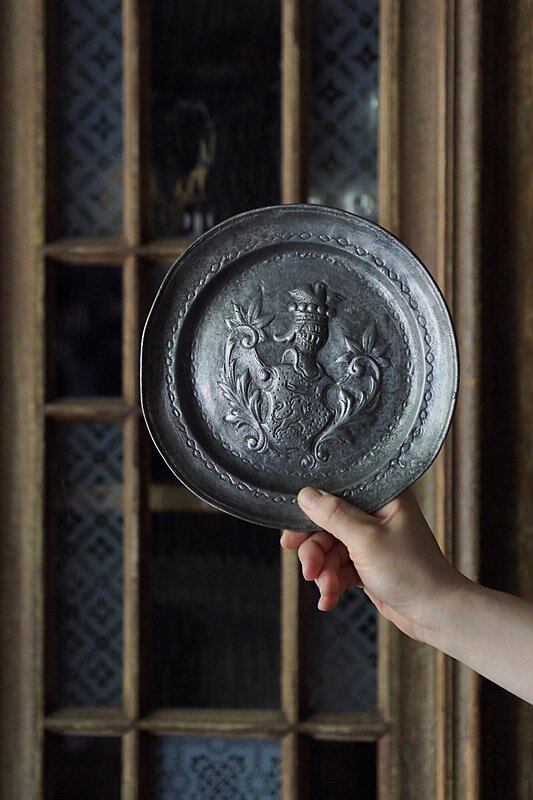 フランス アンティーク ヴィンテージ ピューター 紋章入りプレート