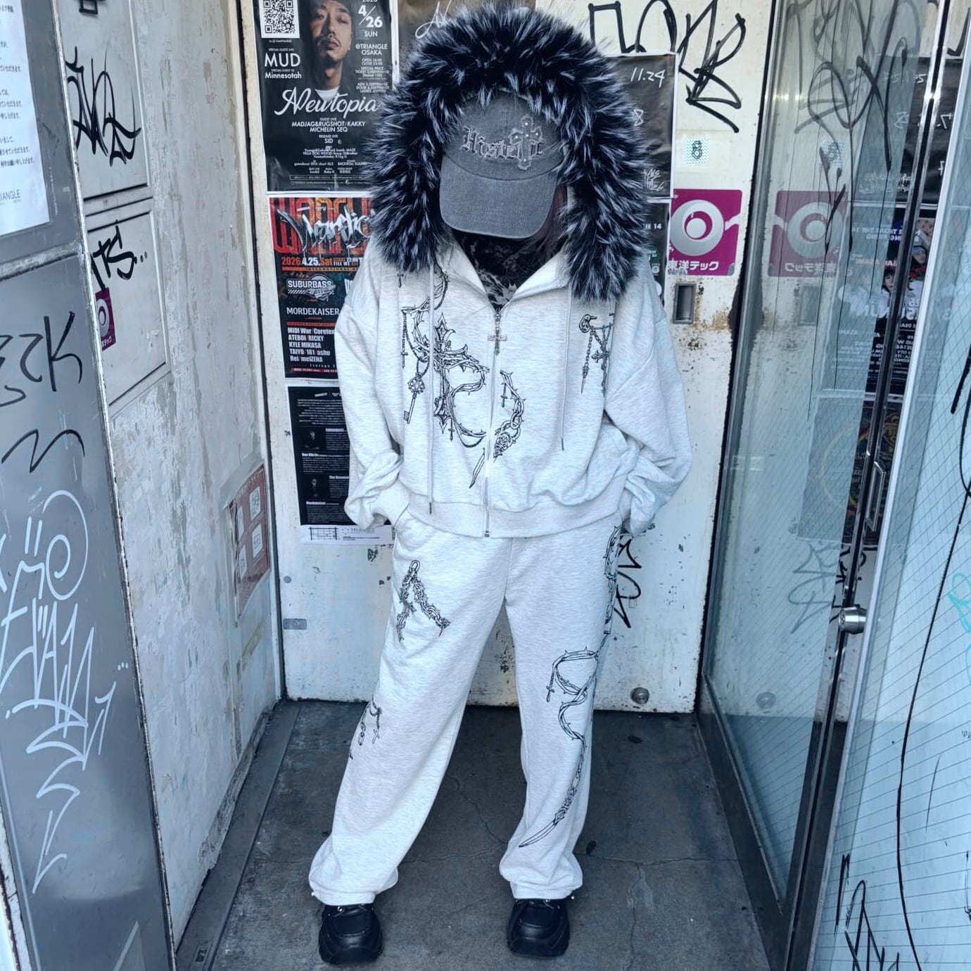 【数量限定★お得なセットアップ商品】ショート丈ZIPパーカー×スウェットパンツ(クロスチェーンプリント)