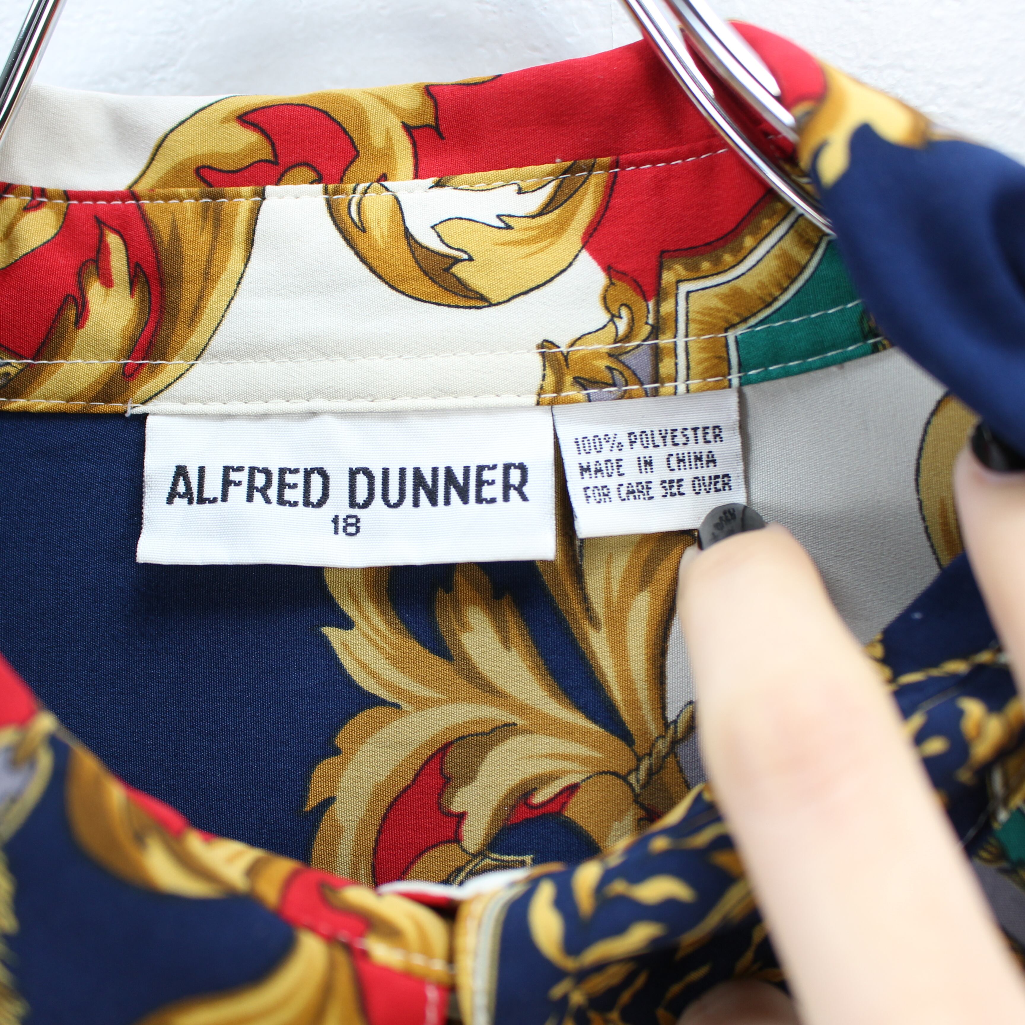 USA VINTAGE ALFRED DUNNER SCARF PATTERNED OVER DESIGN SHIRT