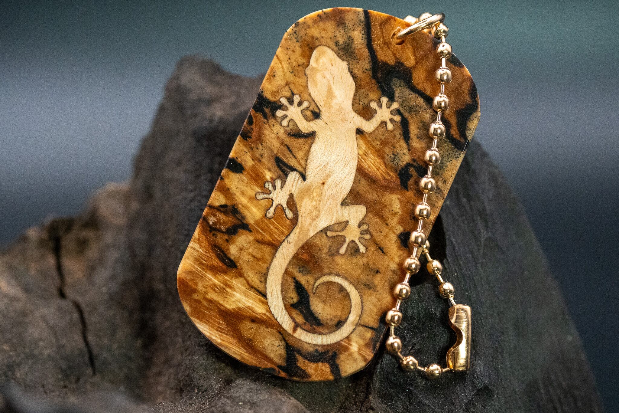 【 北欧の銘木 】スポルテッドマスールバーチドッグタグ 象嵌 木登りトカゲ