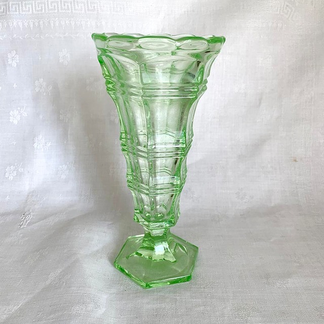フラワーベース　花瓶　ウランガラス　緑の花瓶　オブジェ　 17otb4