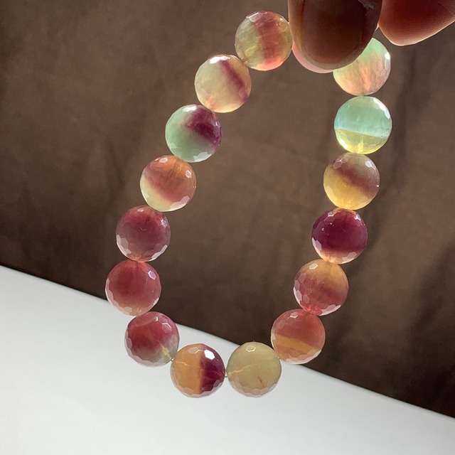 no3.多彩な変わった色合いフローライト・ブレスレット