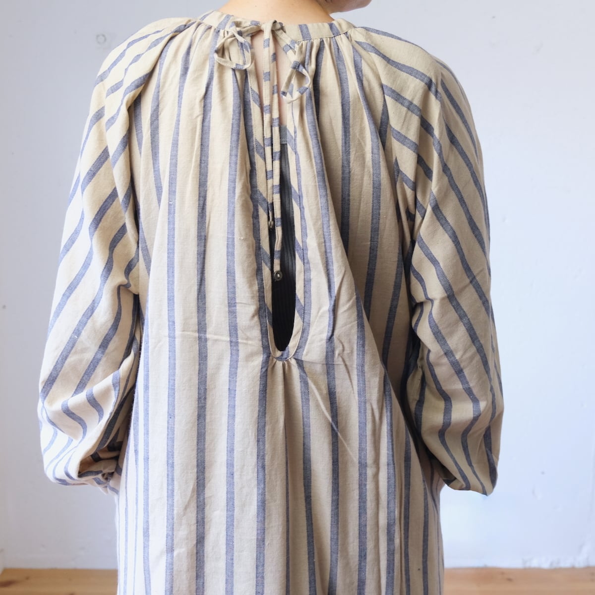 BUNON(ブノン) Hand Print & Dance Embroidery Back Ribbon Dress