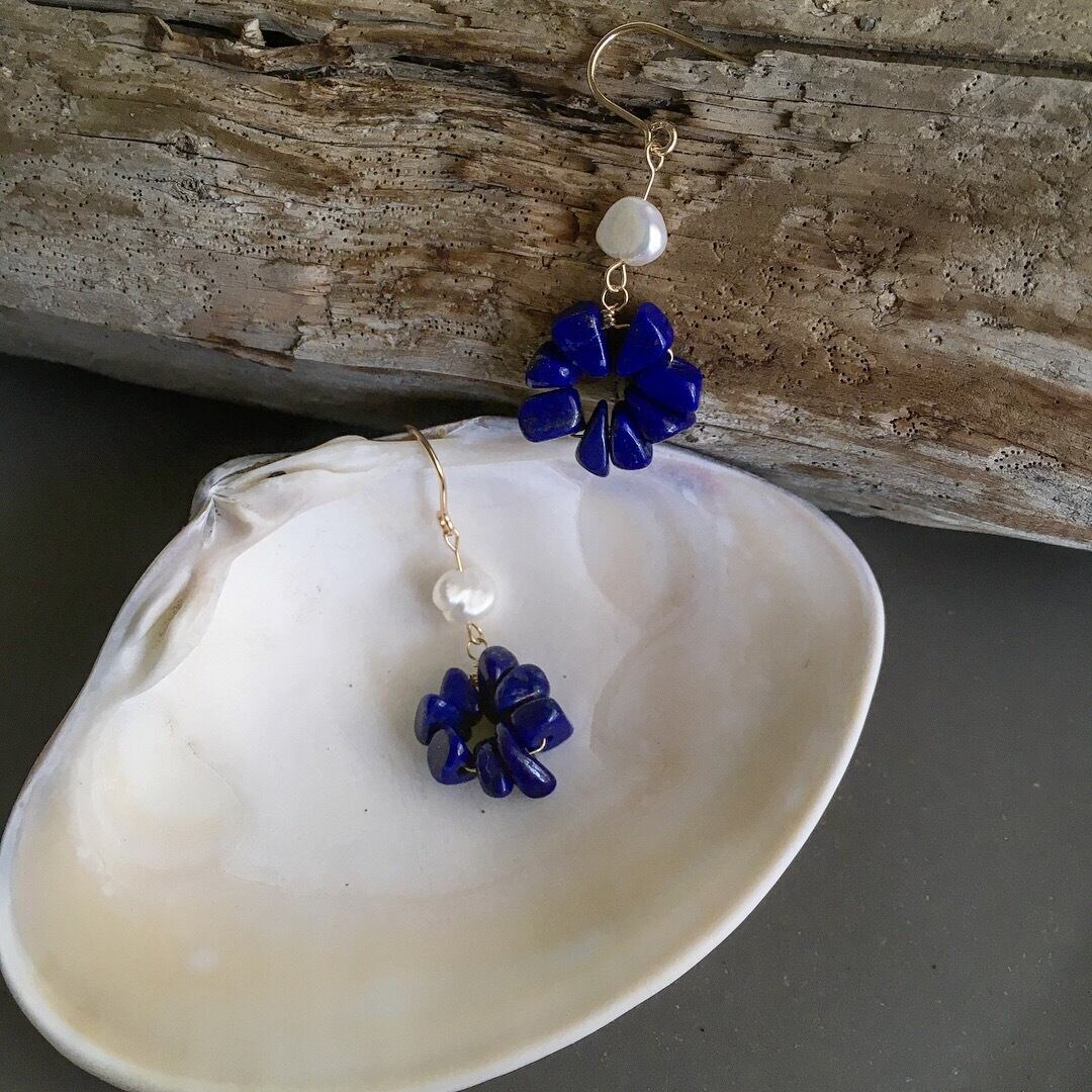 ラピスラズリと淡水パールのサークルピアス